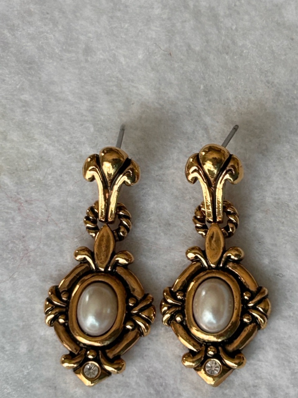 Avon Gold-Tone Victorian Dangle Faux Pearl Pierced Earrings Crystal Accent (4)